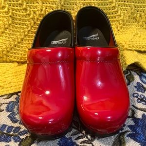 Dansko Cherry NWT Professional Clogs woman’s size 8 or euro 39